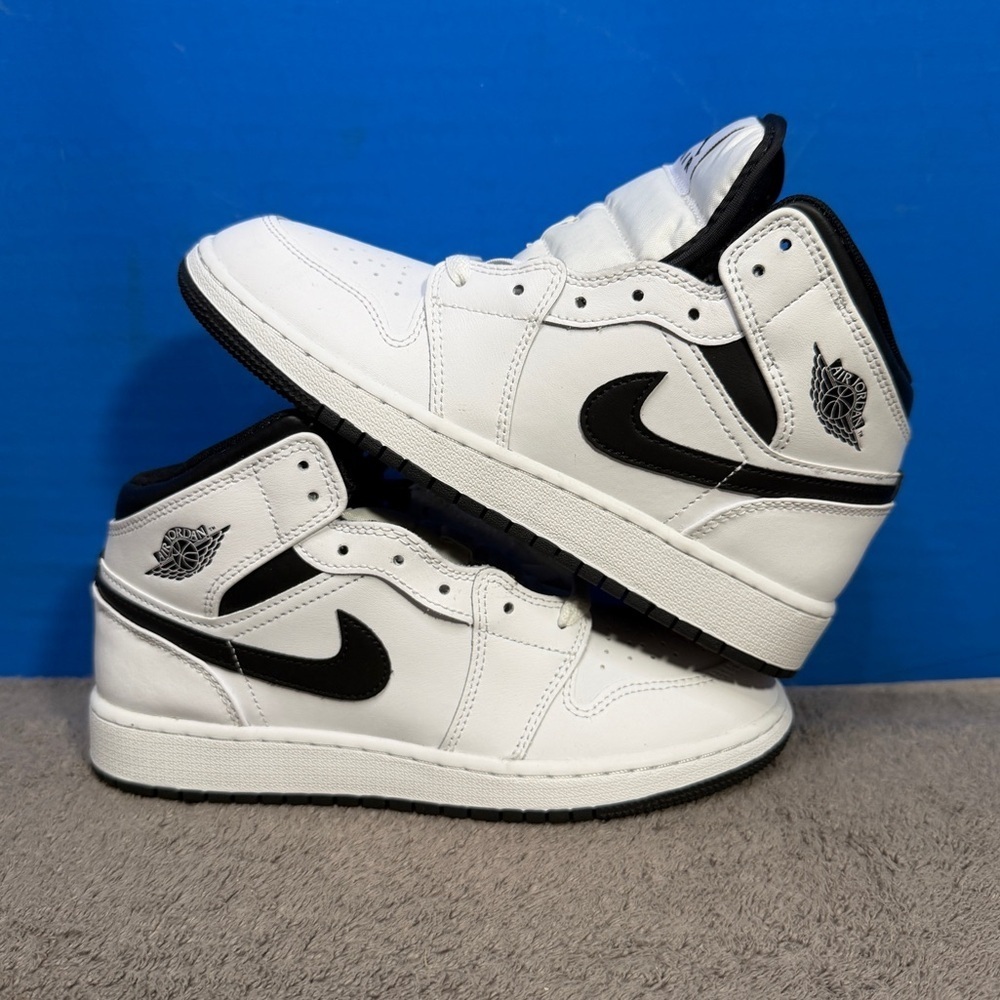 Jordan 1 mid
Gs
Reverse panda
Brand new